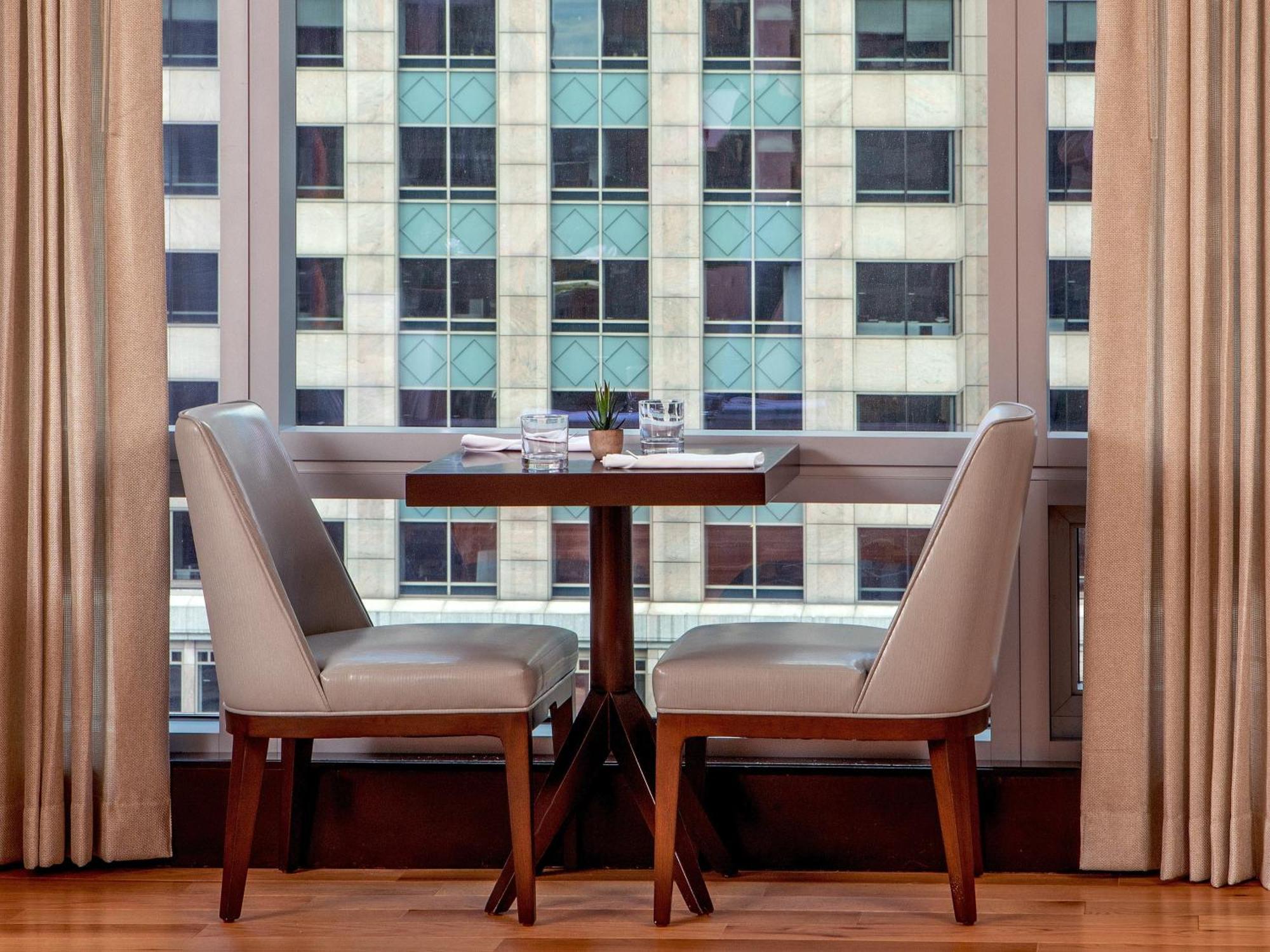 Intercontinental Boston By Ihg Hotell Exteriör bild A table and chairs in a hotel room